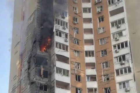 У Дарницькому районі безпілотник влучив у 24-поверхівку: деталі