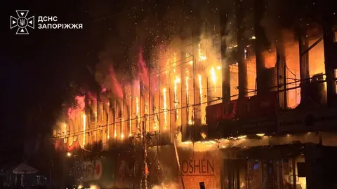 Нічна атака на Запоріжжя: постраждали п'ятеро людей, горіли багатоповерхівки, ТЦ