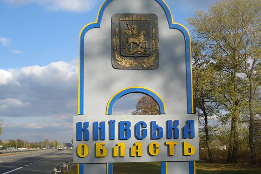 Ворожий удар по Київщині: пошкоджені будинки та підприємство у двох районах