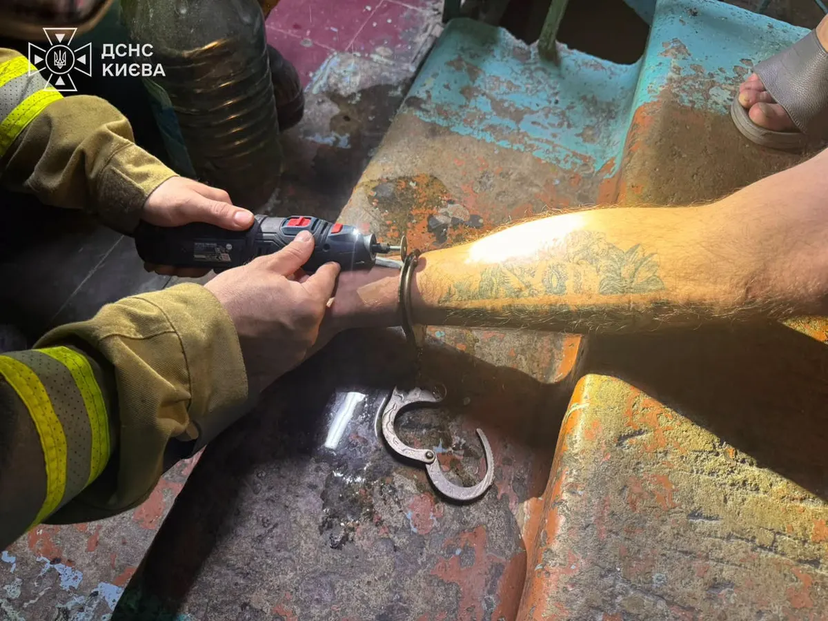 У Києві рятувальники серед ночі знімали кайданки з ноги чоловіка