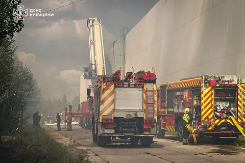 Наслідки удару по логістиці на Київщині: рятувальники працюють у Броварському ра