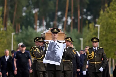Останки Євгена Коновальця перепоховали у Києві на військовому кладовищі