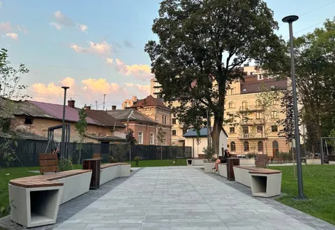 В Івано-Франківську на місці колишньої церкви облаштували сквер замість дитсадка