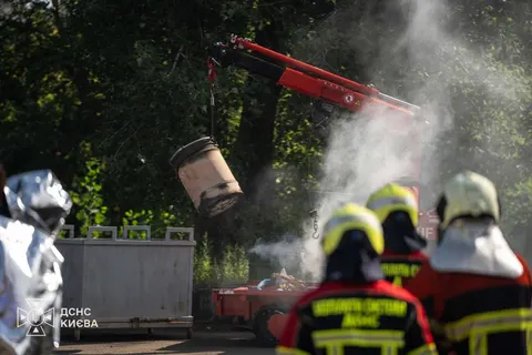 На Солом'янці горіла бочка з мішметалом: загрозу для повітря не виявили