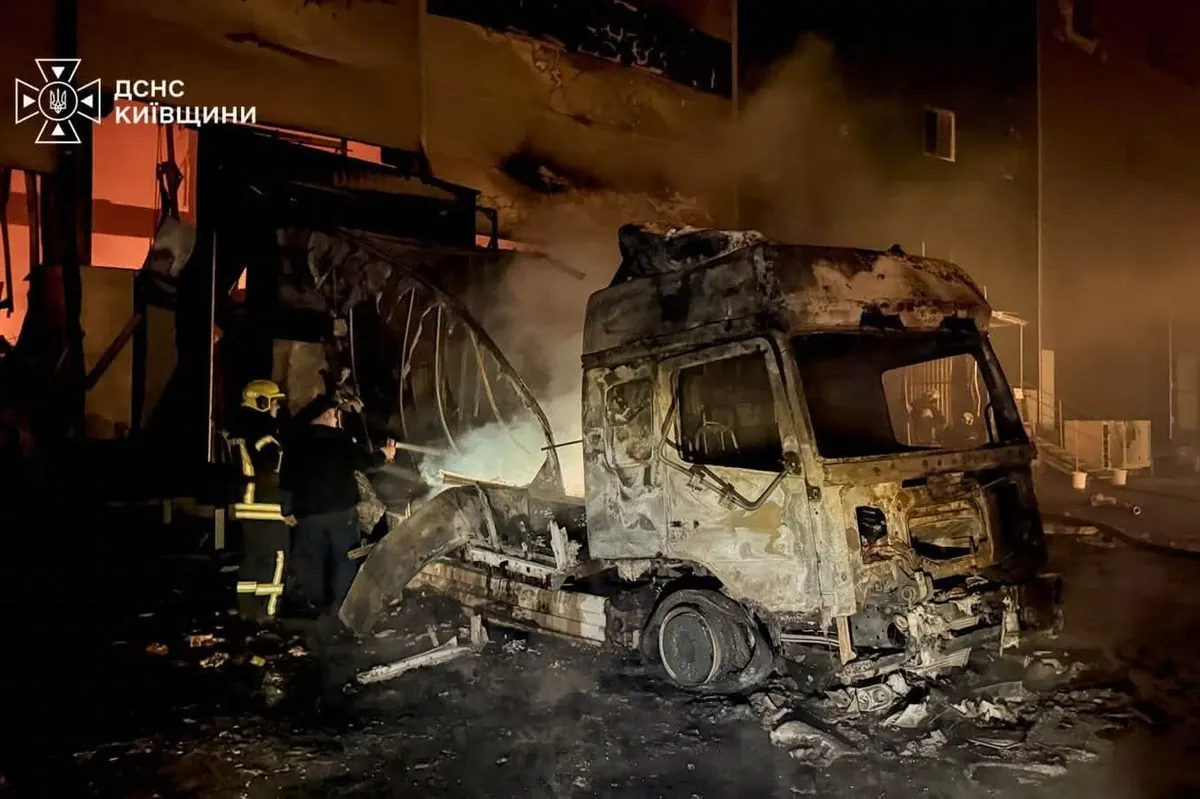 На Бучанщині загасили пожежі на трьох складах після ворожої атаки