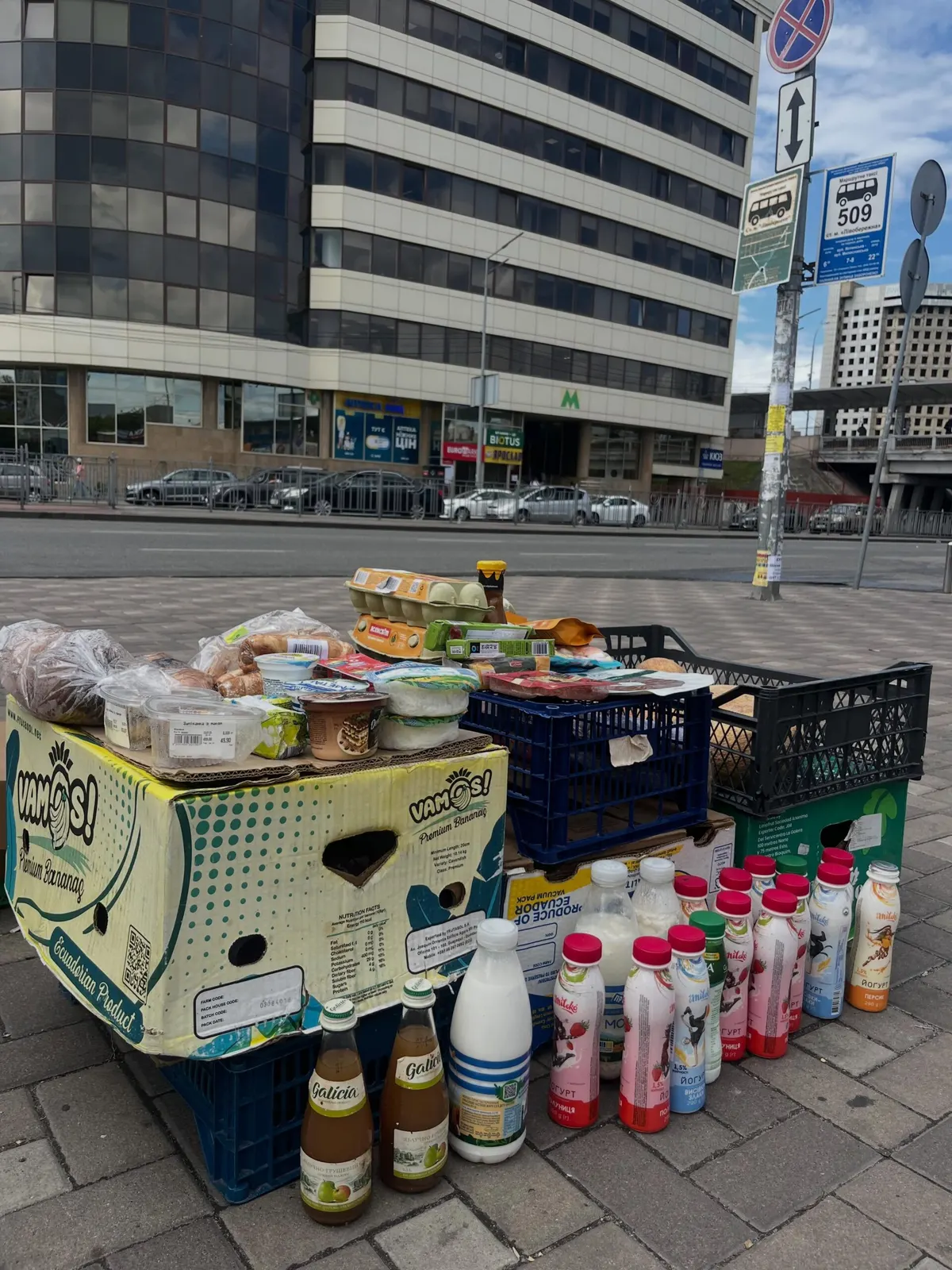 Стихійна торгівля біля «Лівобережної»: чим небезпечні продукти з асфальту
