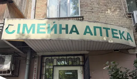 У Дніпровському районі Києва демонтують незаконні вивіски