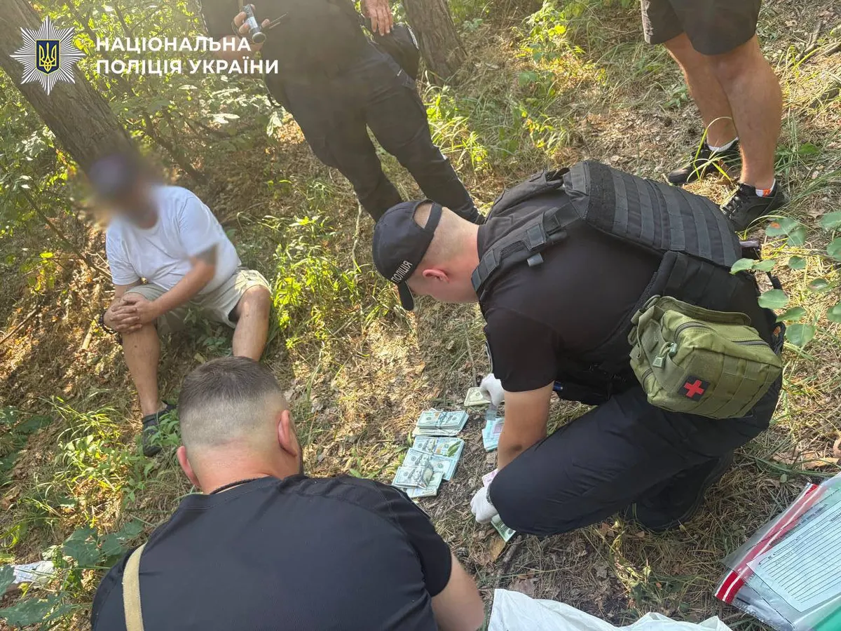 Киянин викрав сейф із квартири сусіда та закопав його в лісі