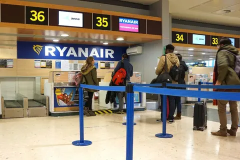 Ryanair попередив: літаки не чекатимуть пасажирів із черг