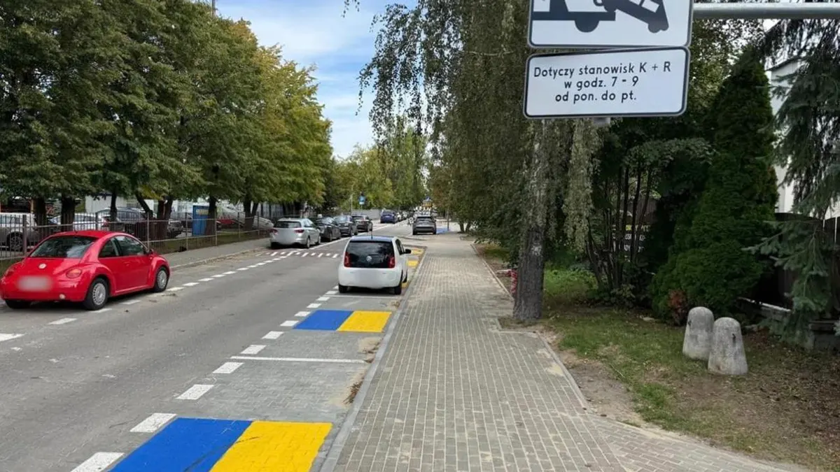 У Польщі синьо-жовту розмітку біля школи сприйняли за місця для українців