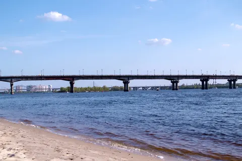 Мостом Патона кілька днів частково обмежать рух: що варто знати водіям