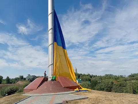 До 35-річчя Незалежності у Києві оновили головний прапор та знакові місця