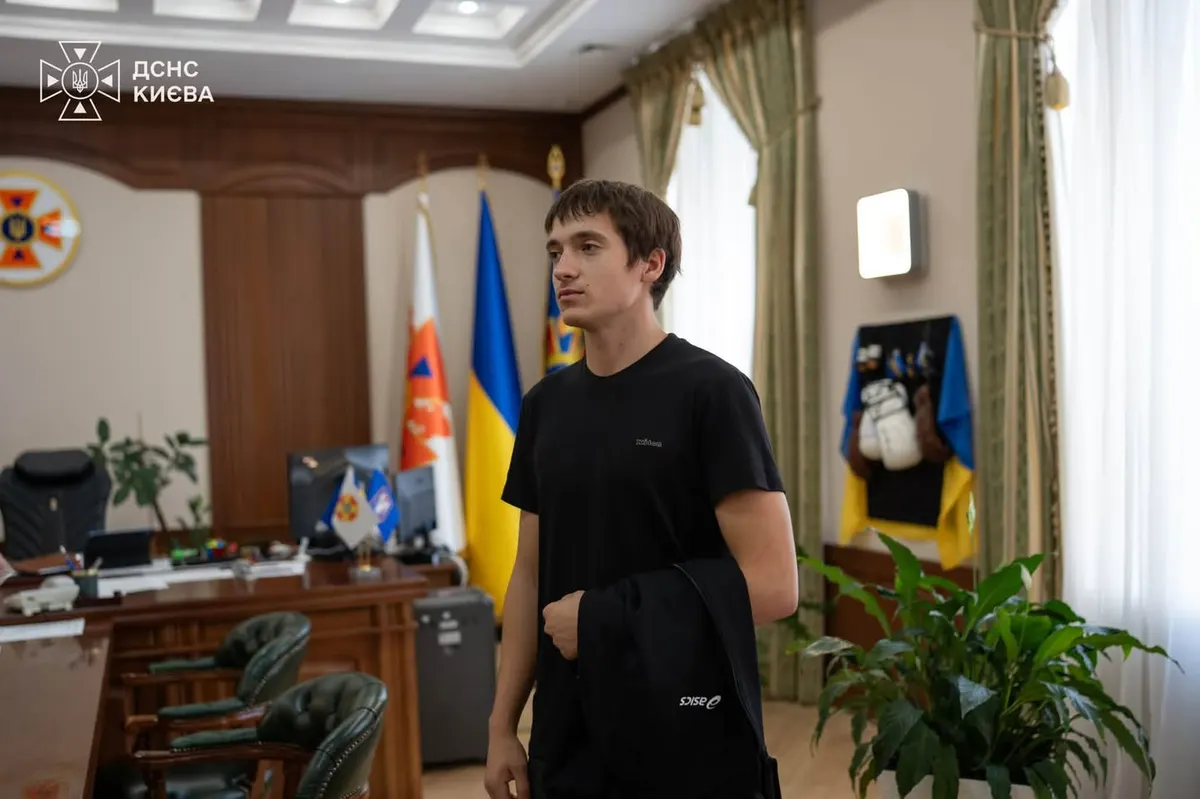 18-річний киянин отримав відзнаку за порятунок людей після ракетного удару