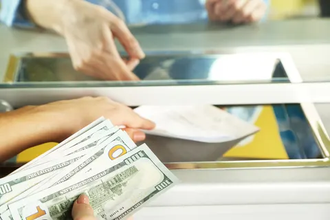Курс валют у столичних обмінниках: де вигідно купити долар і євро