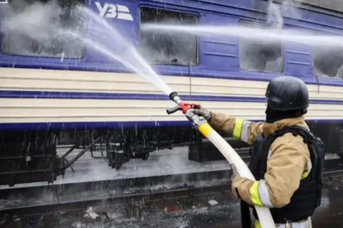 Російські дрони атакували потяг до Херсона: двоє поранених