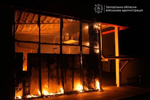 У Запоріжжі внаслідок нічної атаки БпЛА загорівся ТЦ «Епіцентр»