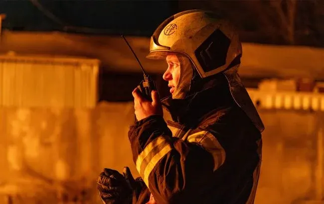 Нічна атака на Київщину: пошкоджені будинки й авто, виникли пожежі