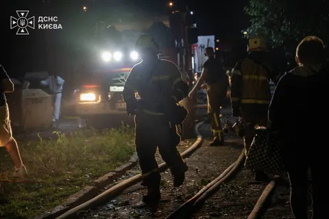Наслідки нічної атаки на Київ: троє постраждалих, пожежі в трьох районах