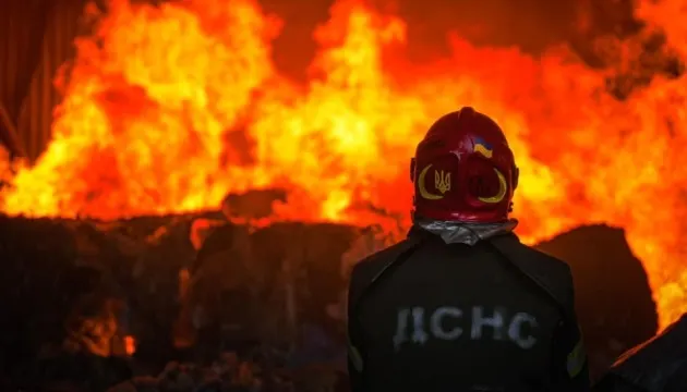 На Київщині через атаку дронів горіли промзона, СТО та приватний будинок