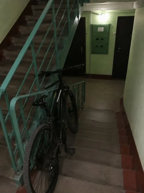 Велосипед у під’їзді київської багатоповерхівки: мешканці сперечаються про спіль