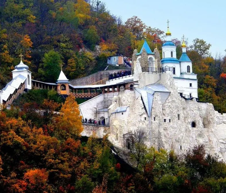 Напад у Святогірській лаврі: загинув чернець, двоє поранених