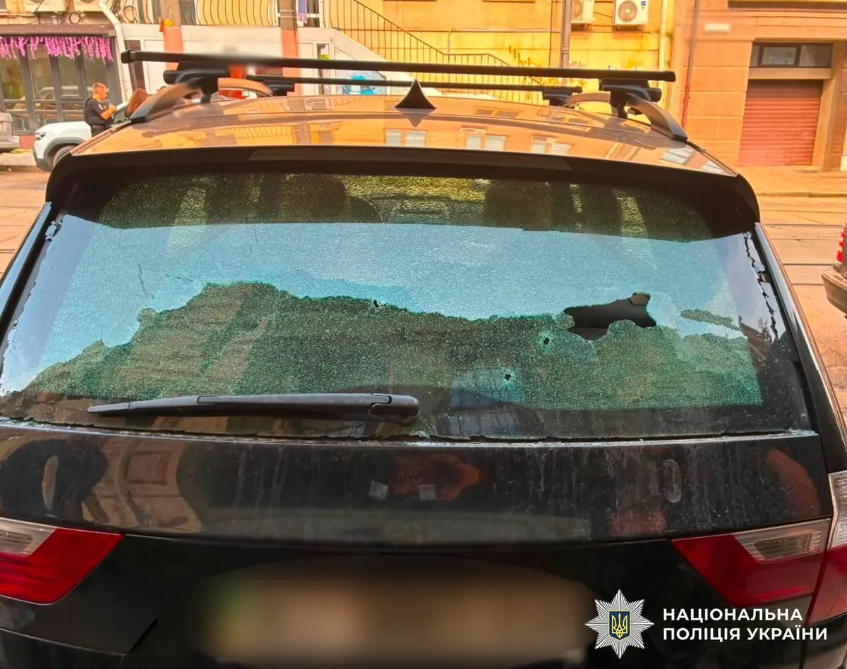 У Києві чоловік через сварку розстріляв автівку на Дмитрівській