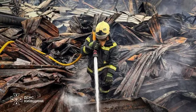 На Бориспільщині загасили пожежу на складі, що спалахнула після російської атаки