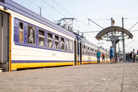 Міська електричка в Києві затримується через ранкову тривогу