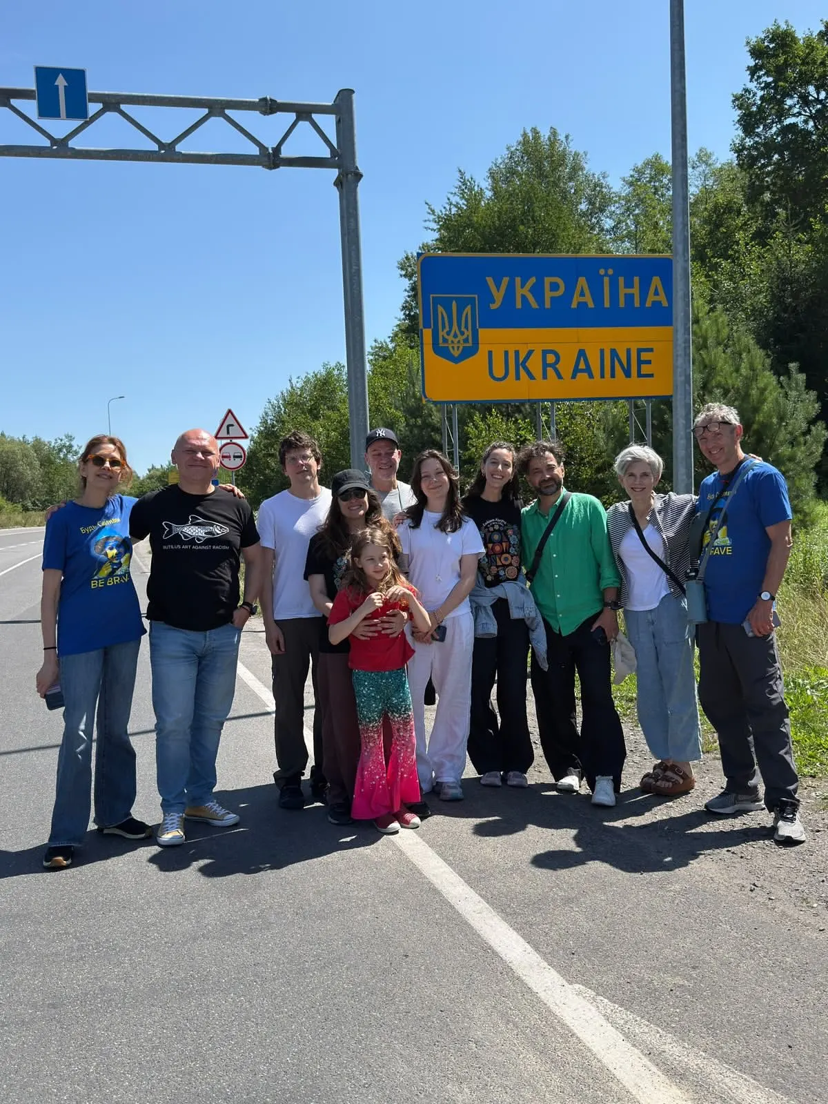 Джессі Айзенберг відвідав Львівщину та допомагає дітям у мистецькому таборі