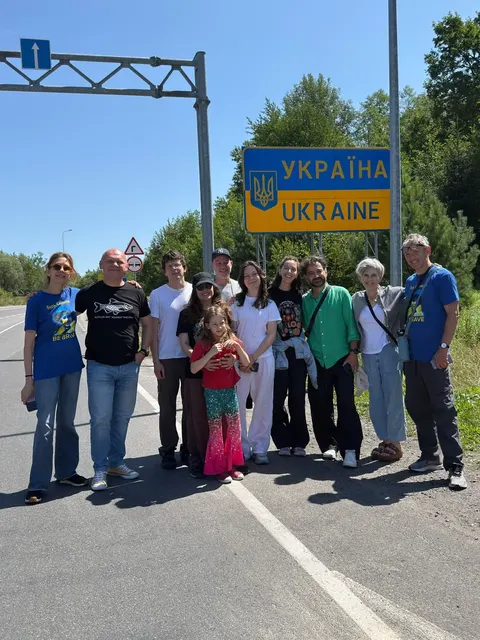 Джессі Айзенберг відвідав Львівщину та допомагає дітям у мистецькому таборі
