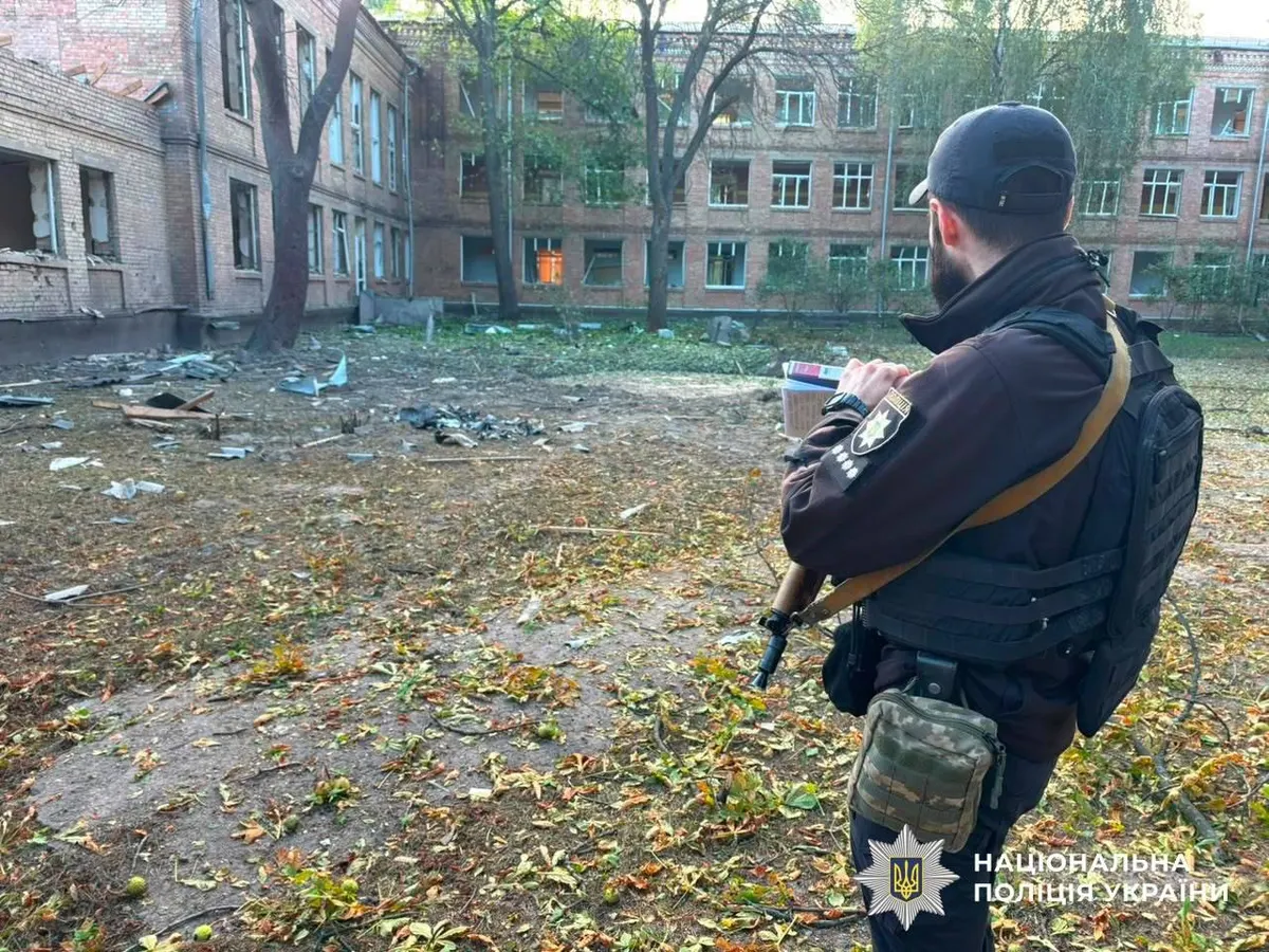 Нічна атака на Київ: пошкоджено будівлі у чотирьох районах столиці