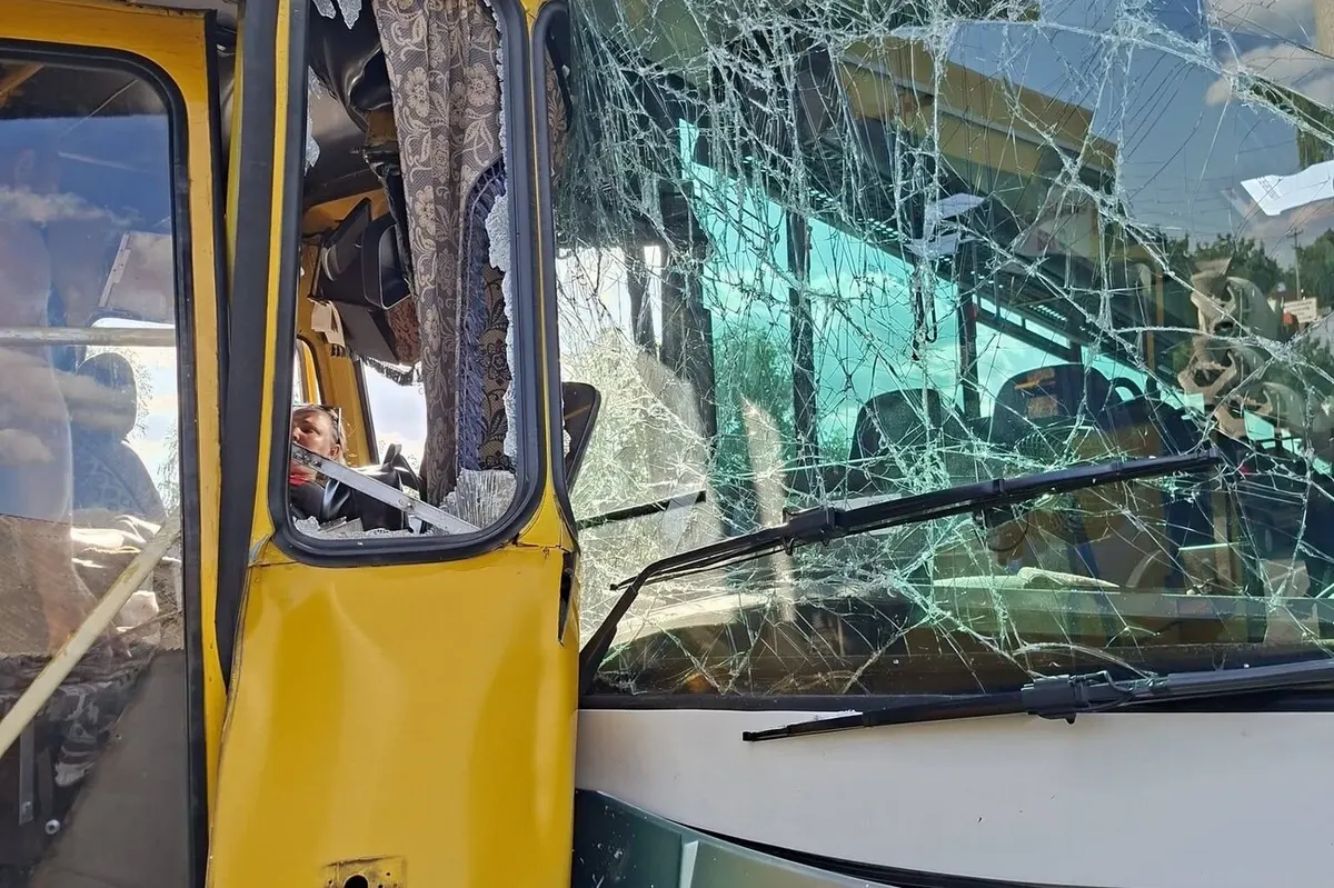 На Київщині зіткнулися маршрутка та автобус: є постраждалі