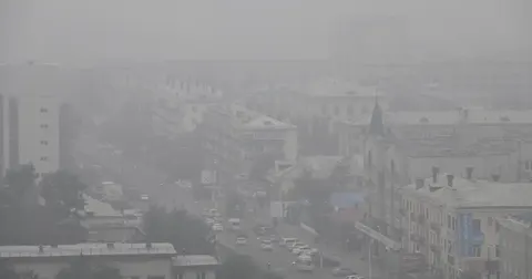 Киянам на правому березі радять зачинити вікна через задимлення з Київщини