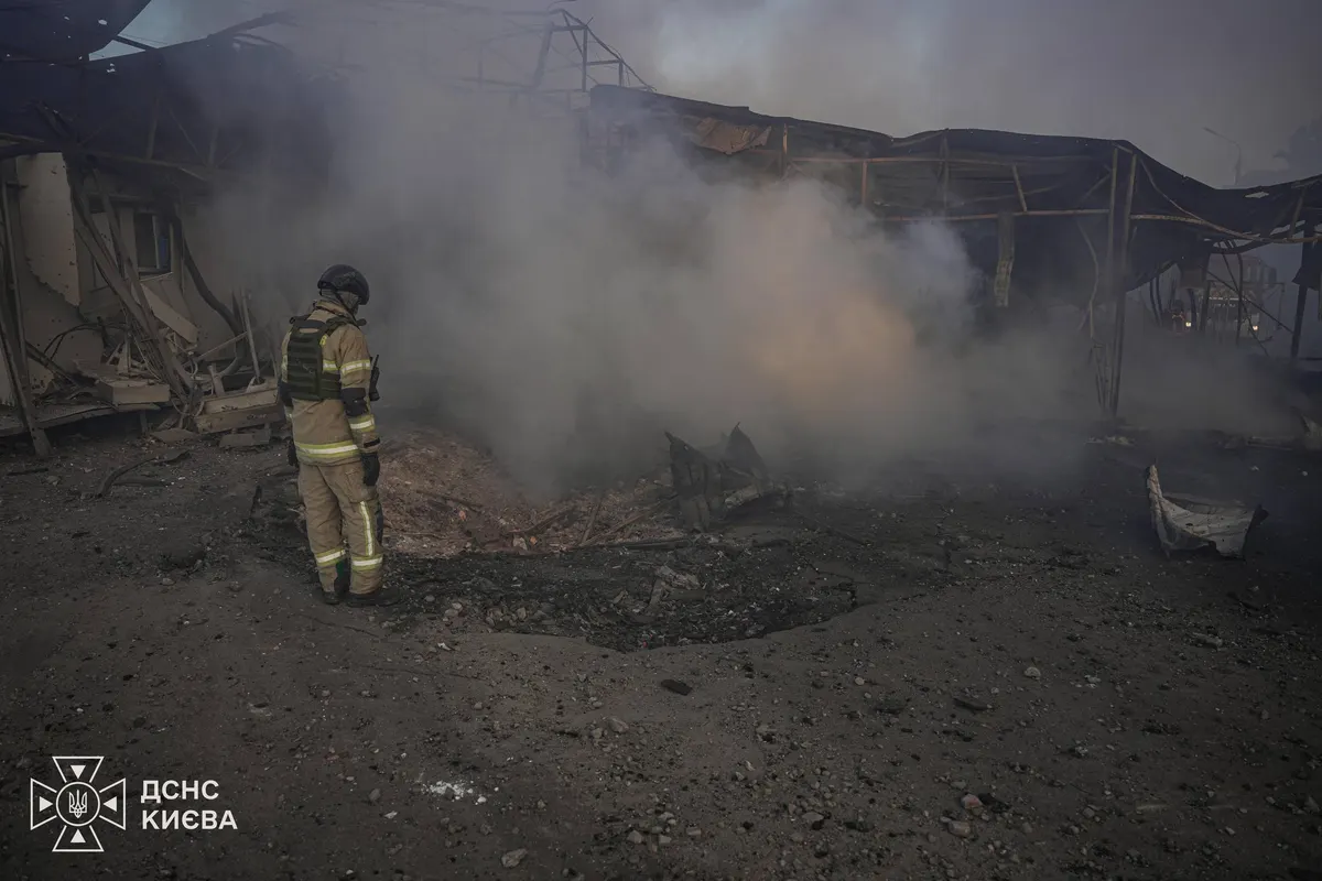 У Києві через обстріл пошкодило перехід на станції метро «Почайна»