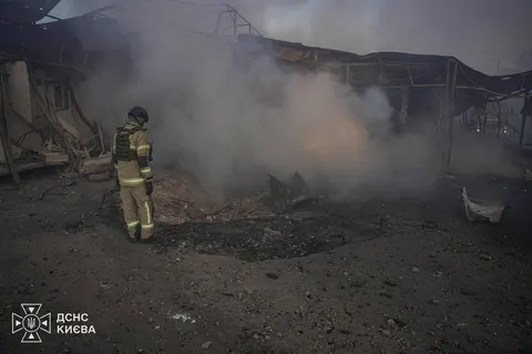 У Києві через обстріл пошкодило перехід на станції метро «Почайна»