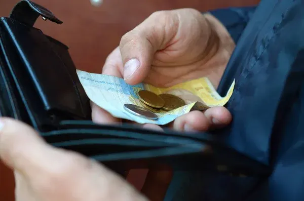 Рівень бідності в Україні зріс до 41,6%: що відомо