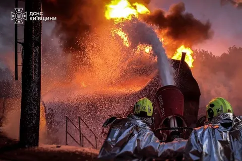 На Фастівщині ліквідували масштабну пожежу після ворожої атаки