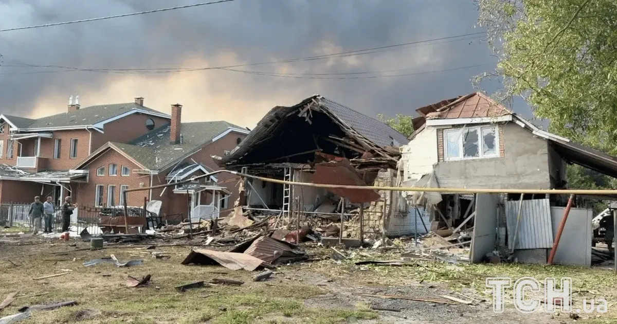 У Бориспільському районі через нічну атаку РФ палають склади, є постраждалі