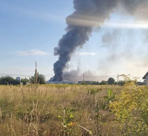 У Бориспільському районі горить фармацевтичний склад «Біокон» після атаки