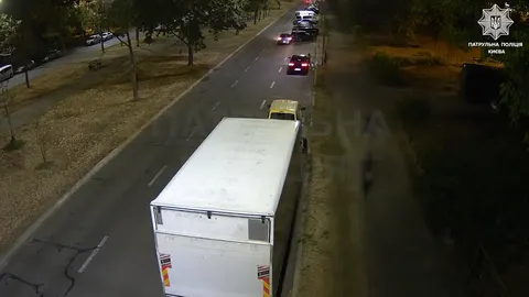 У Києві водій Infiniti пошкодив сім припаркованих автівок