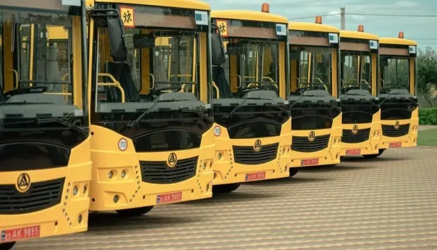 Шість громад Київщини отримали нові шкільні автобуси