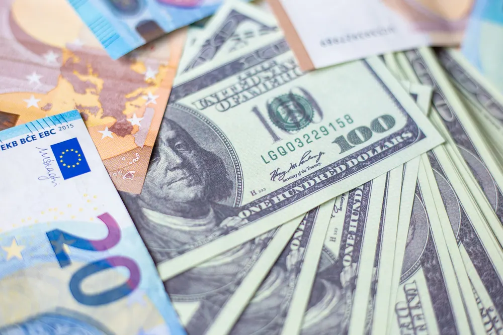 Курс валют у Києві: де вигідно обміняти долари та євро 12 березня