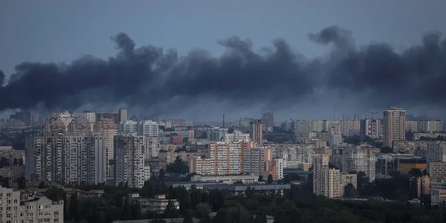 У Києві через падіння уламків БпЛА горить бізнес-центр: є жертви