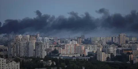 У Києві через падіння уламків БпЛА горить бізнес-центр: є жертви