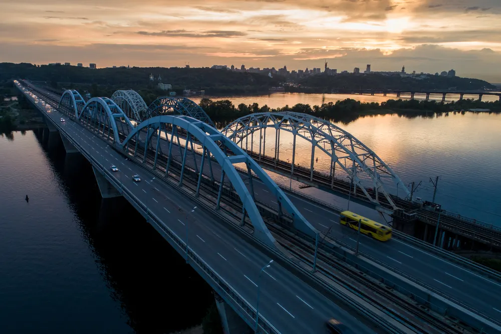 Київ змінює рух Подільським і Південним мостами під час тривог