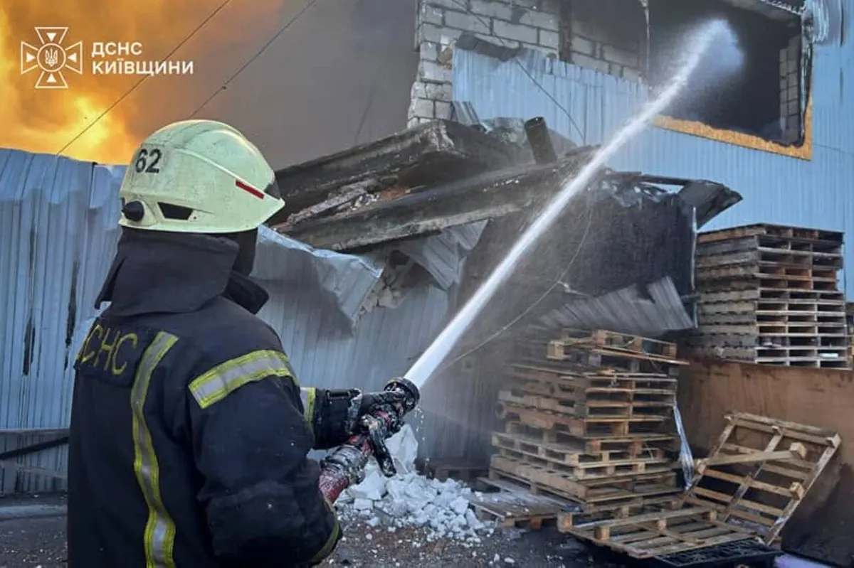 Ранкова атака на Бучанський район: двоє поранених, рятувальники гасять склади