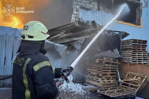 Ранкова атака на Бучанський район: двоє поранених, рятувальники гасять склади