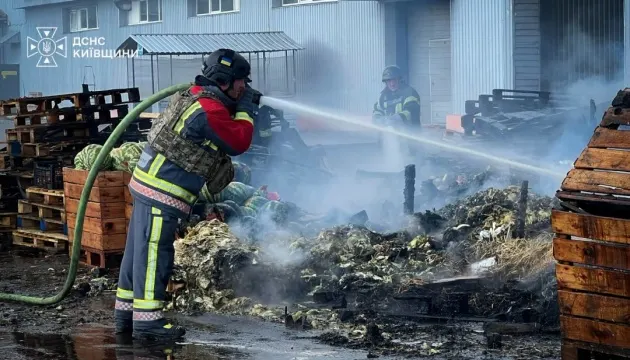 У Бучанському районі триває гасіння пожеж після нічної атаки РФ