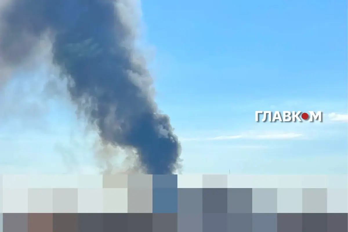 У Броварах після атаки РФ горить промислове підприємство, місто накриває димом
