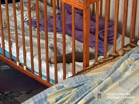 У Херсоні дрон влучив у ліжко дворічного хлопчика: дитина дивом вціліла